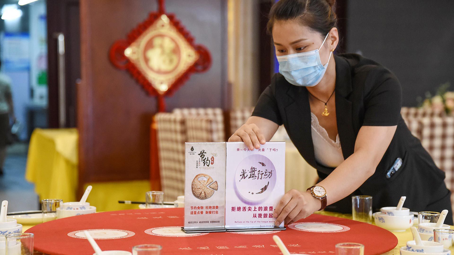 Restaurantes en China, son también invitados a ofrecer en sus menúes porciones reducidas y hasta medias porciones.(AFP)