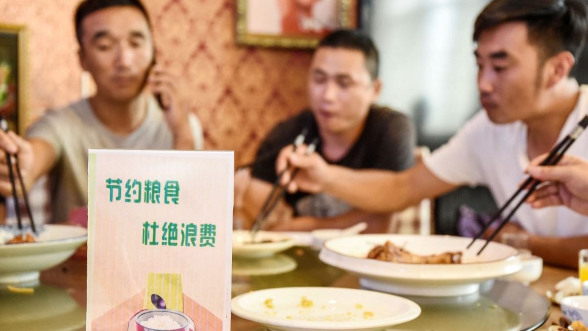 Nueva "ruta " en China : N-1 El cartel en la mesa pide no tirar los restos de la comida a la basura (AFP)