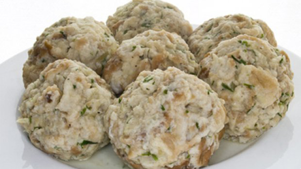 “Semmelknodel”, albóndigas de pan empapadas en salsa.