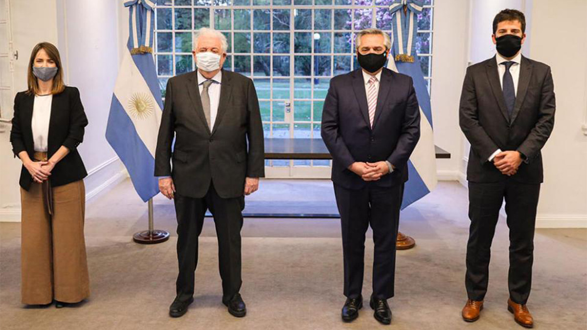 Anunciando la Vacuna - Dra. Agustina Elizalde, directora médica de AstraZeneca para Cono Sur; Gines González García, ministro de Salud; el presidente Alberto Fernández y Agustín Lamas, gerente general de AstraZeneca.