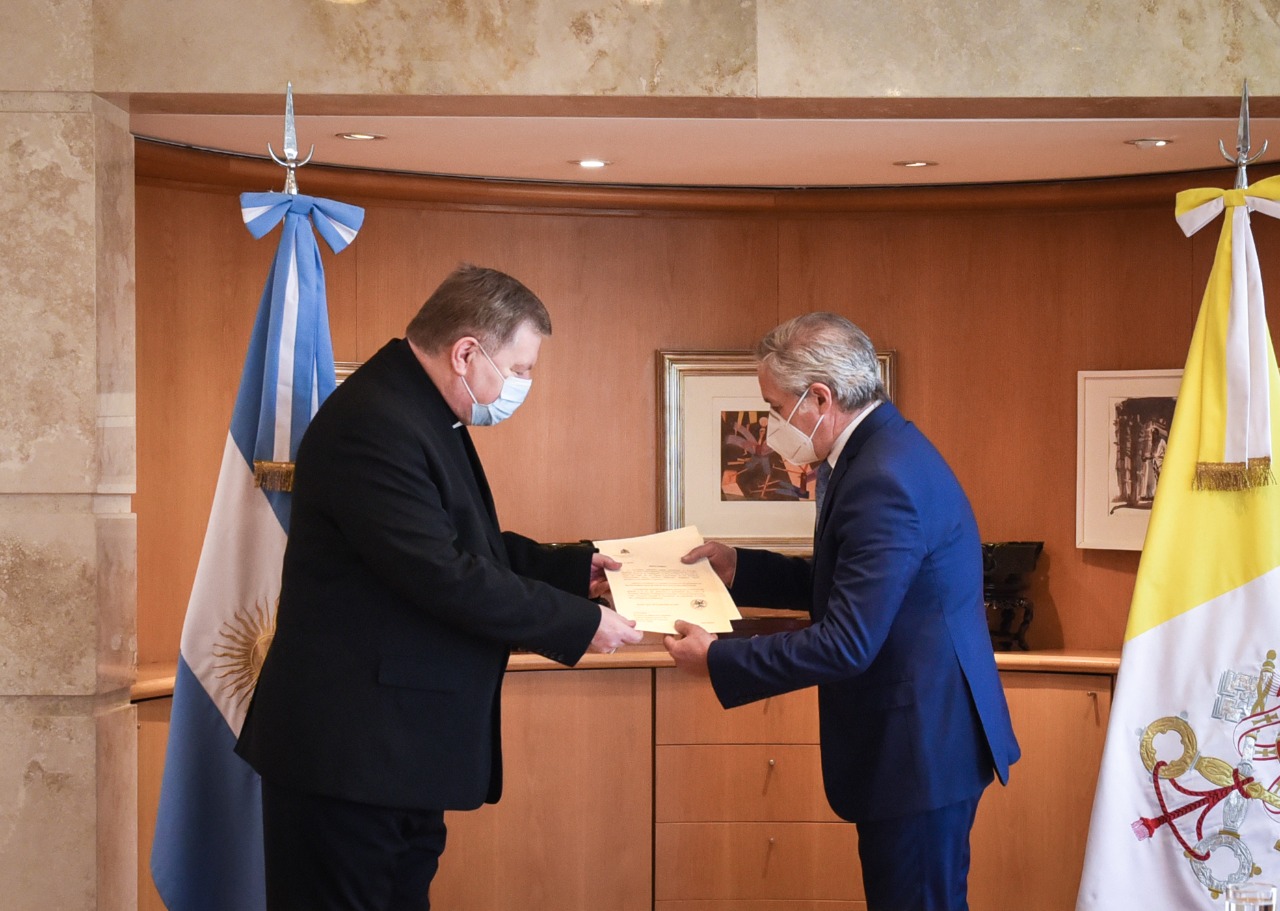 El ministro de Relaciones Exteriores, Comercio Internacional y Culto Felipe Solá recibió en audiencia al nuevo nuncio apostólico en Argentina, monseñor Miroslaw Adamczyk, quien le presentó copia de sus cartas credenciales. 