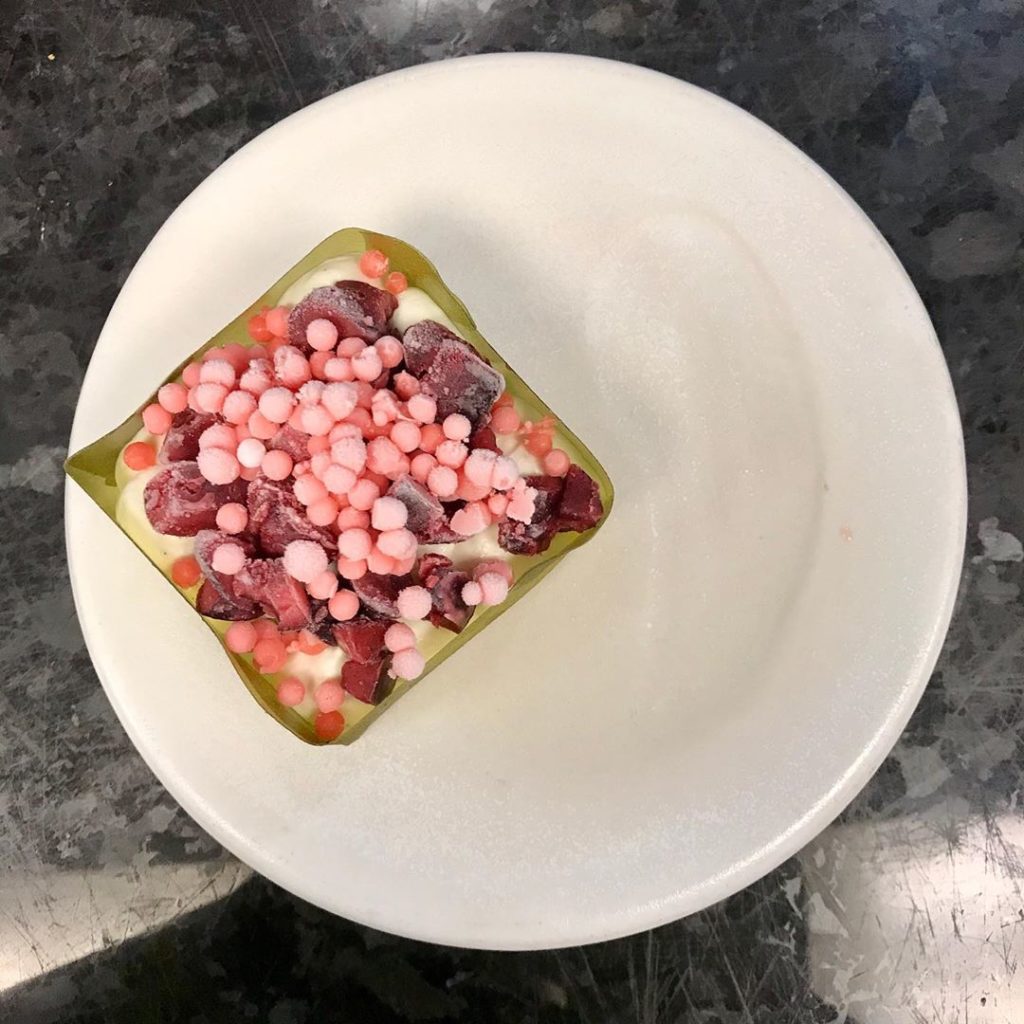 La cajita de matcha con ganache de matcha y perlitas de frutilla nitrigenada de Ana Irie en Chila. Foto: Gentileza Ana Irie