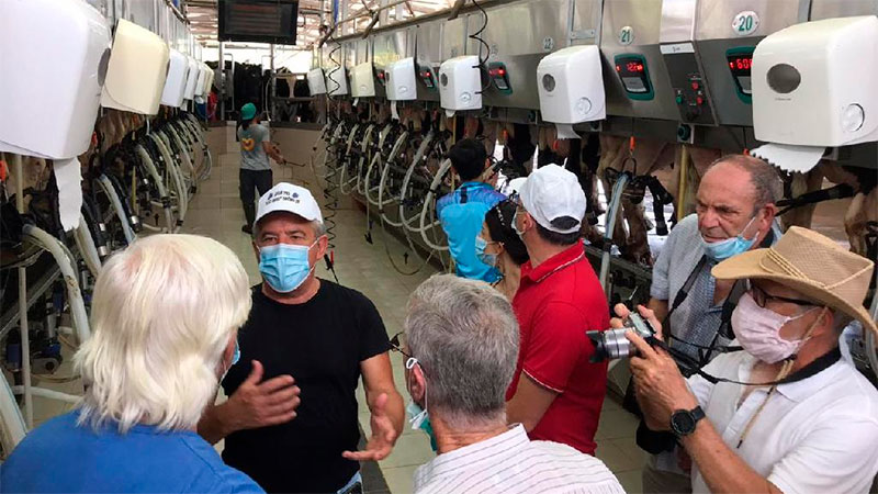 El embajador argentino en Israel, durante la visita a un kibutz.