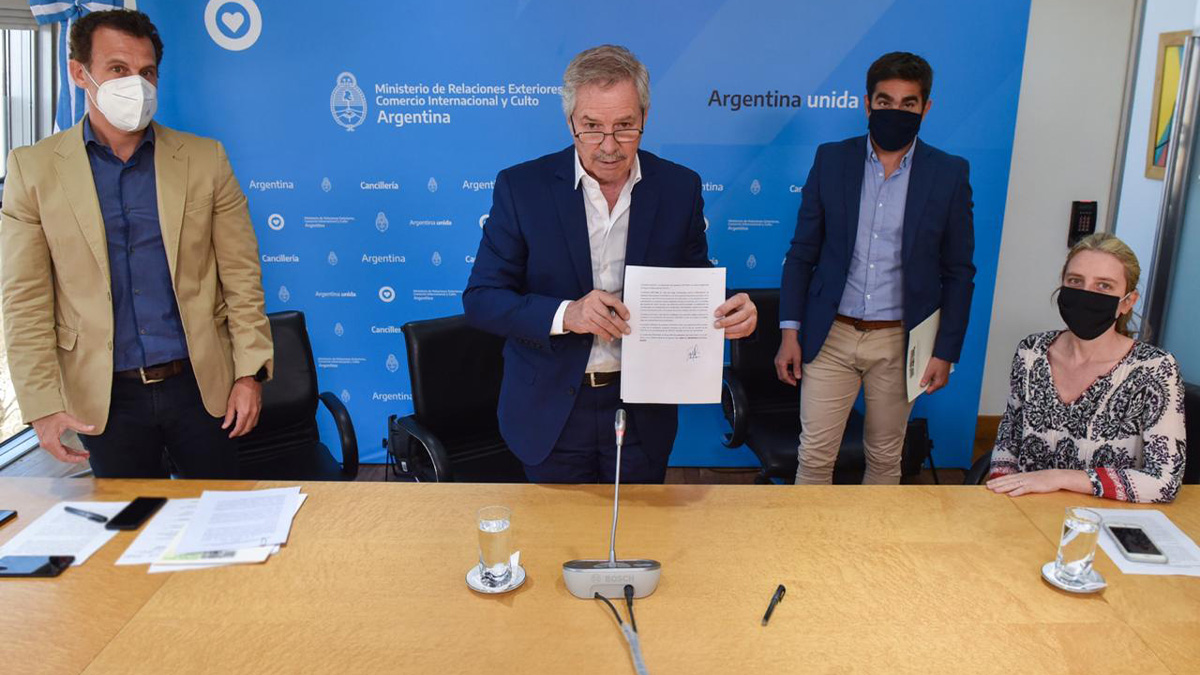 "Este convenio es una muy buena idea porque permite que multipliquemos la difusión y los lugares donde se muestra la Argentina" dijo el Canciller Felipe Solá