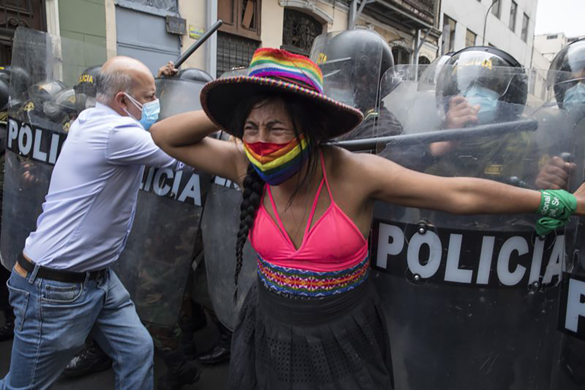 La policía impide a partidarios del expresidente de Perú, Martín Vizcarra, marchar al Congreso, donde los legisladores votaron la noche anterior para destituir a Vizcarra de su cargo en Lima, Perú, que ha sido reemplazado por Manuel Merino (Rodrigo Abd/AP)