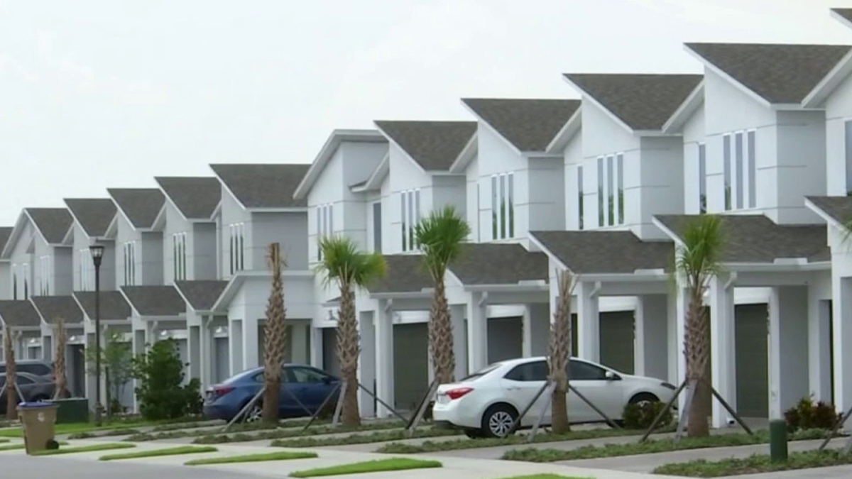 Modern Family: suburbios  con familias blancas de clase media-alta en casas de dos pisos con jardín
