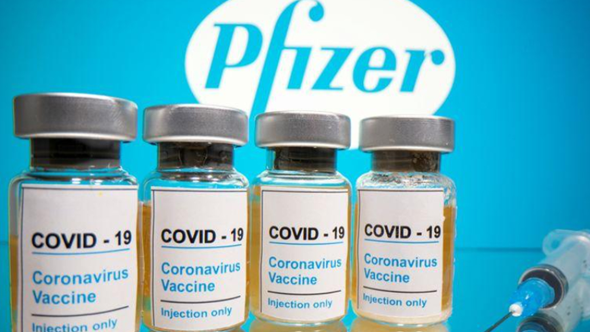 Fotografía tomada el 31 de octubre de 2020 en la que se ven frascos con etiquetas que dicen "COVID-19/Vacuna contra el coronavirus/Solo inyección" y una jeringa médica frente al logotipo de Pfizer. REUTERS/Dado Ruvic