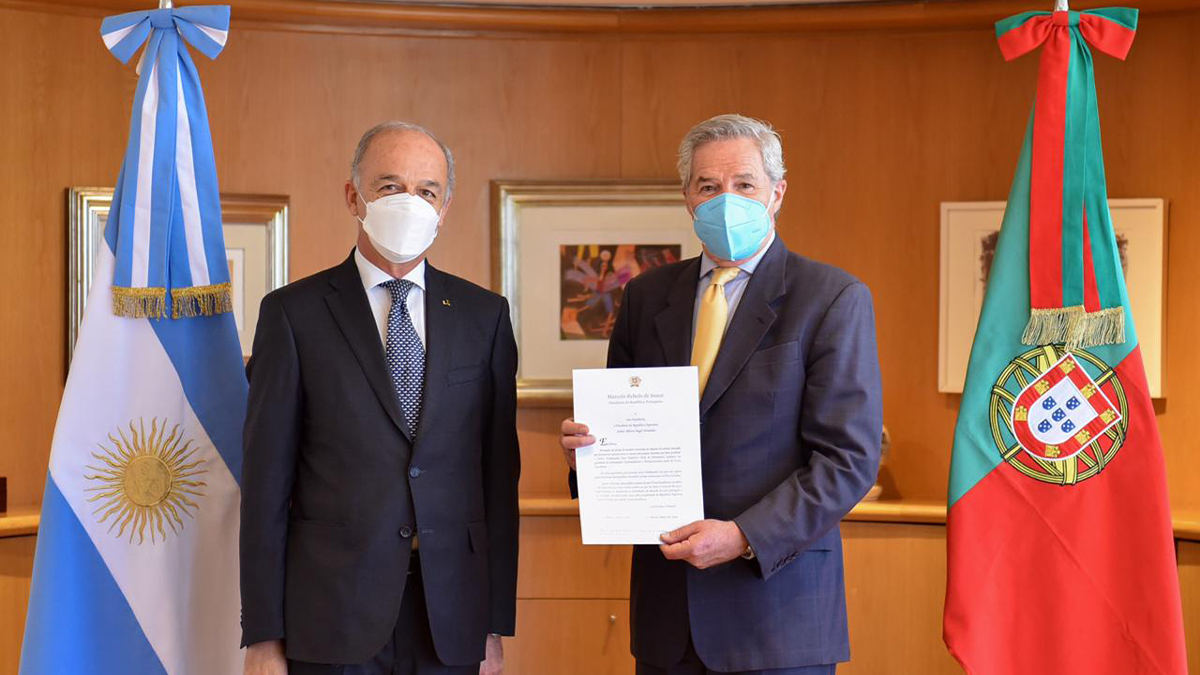 Solá recibió las copias de cartas credenciales del nuevo embajador de Portugal