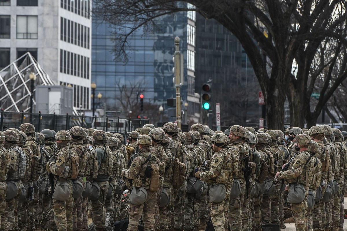 Los soldados patrullan las calles, un cuadro perfecto para el final de la corta y espantosa era de Trump.  (Photo by Stephanie Keith/Getty Images)