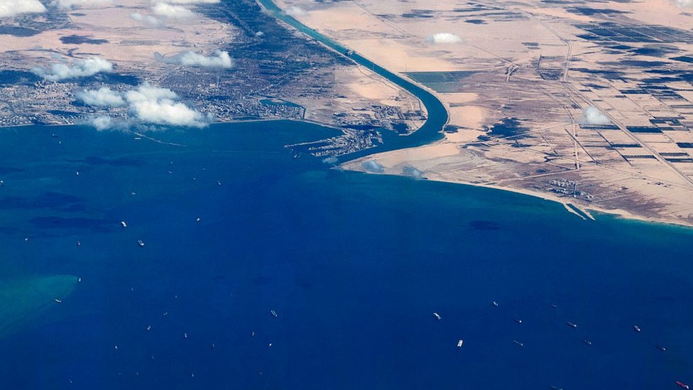 Tras el encallamiento del carguero Ever Given, cientos de buques tuvieron que esperar días para transitar por el Canal de Suez.