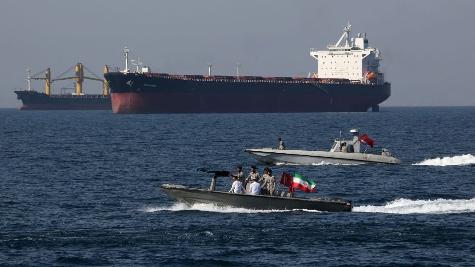 Un promedio de casi 21 millones de barriles de crudo al día transitan por este paso marítimo.