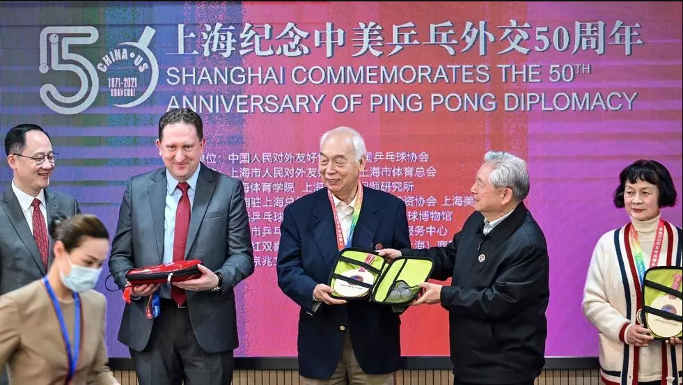 El cónsul general de EEUU en Shanghái, James Heller (2ºizq), con los antiguos jugadores de tenis de mesa Zhang Xielin (centro izq) y Zheng Minzhi(dcha), en una ceremonia para conmemorar el 50º aniversario del evento diplomático en Shanghái, alla por 1971 Héctor Retamal AFP