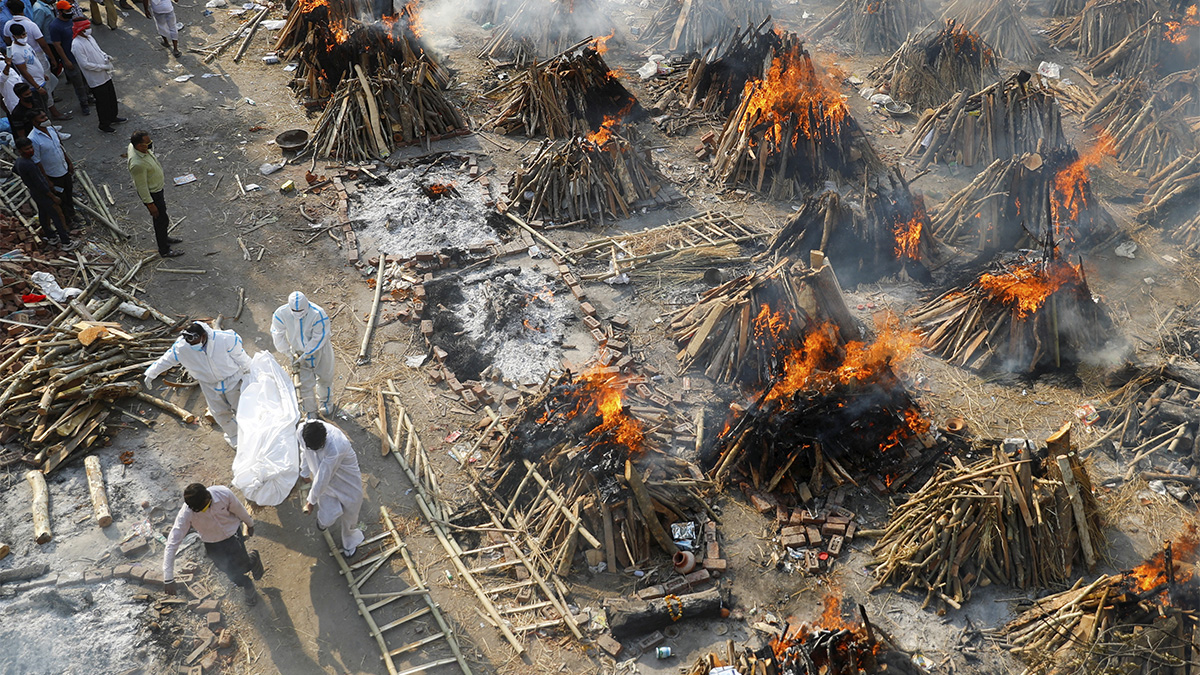 Cremación masiva de fallecidos por covid, el 26 de abril en Nueva Delhi.ADNAN ABIDI / REUTERS