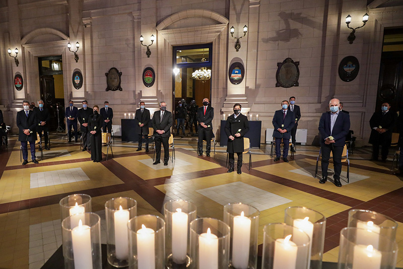 El Presidente encabezó un homenaje a los fallecidos por el Covid-19