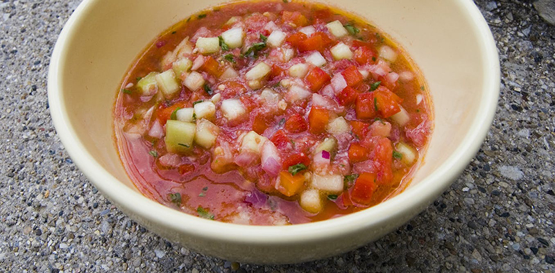 En Andalucía se define a picadillo como el ‘manjar compuesto de aceite, vinagre, sal, cebolla, pimientos y tomates picados’.