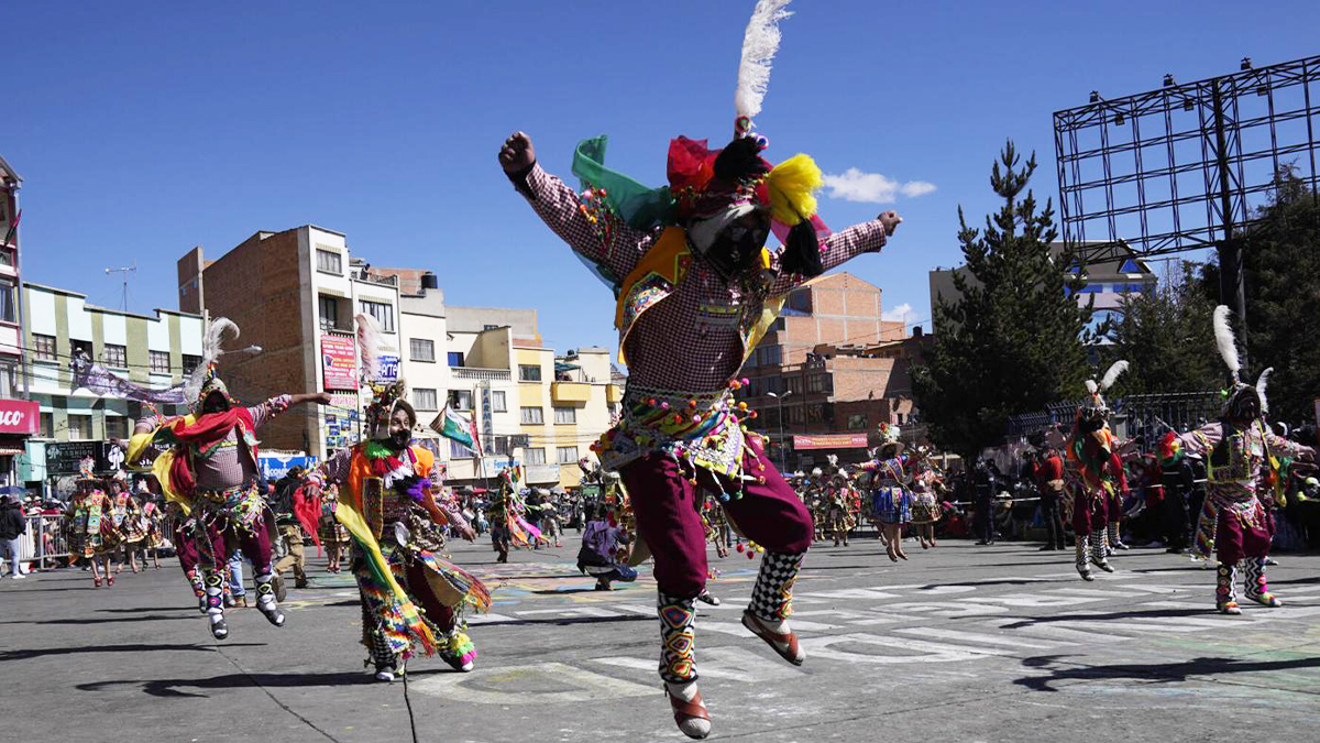 Decenas de danzarines que daban negativo en las pruebas contra el COVID-19 o que fueron vacunados retornaron el viernes a las calles de Bolivia