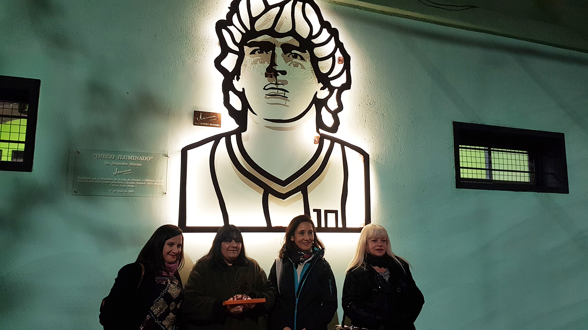 Homenaje a Diego Maradona y a la Asociación Cebollitas