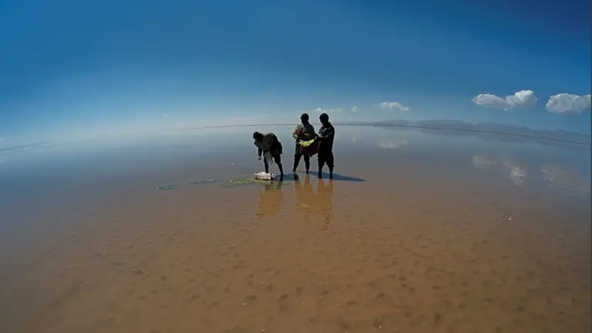 Pescadores en el lago Poopó, en septiembre de 2017, antes que el segundo lago más grande de Bolivia se secara. Foto: Reuters