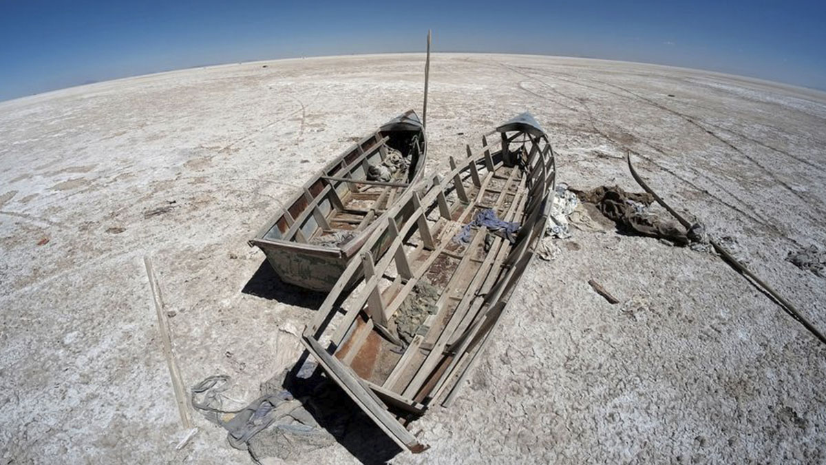 Botes en el lecho seco del lago Poopó afectado por el cambio climático, en el departamento de Oruro, Bolivia. Foto: Reuters