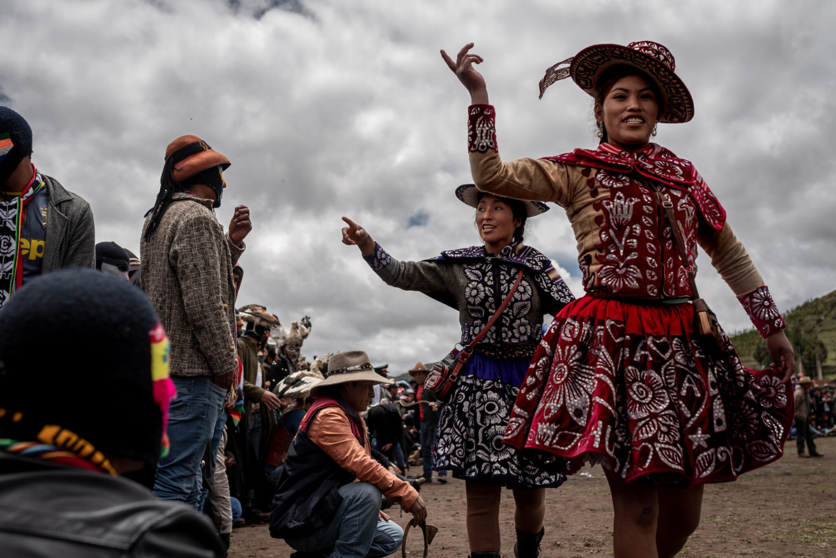 Takanakuy, Dos mujeres merodean el ring en busca de un desafío.