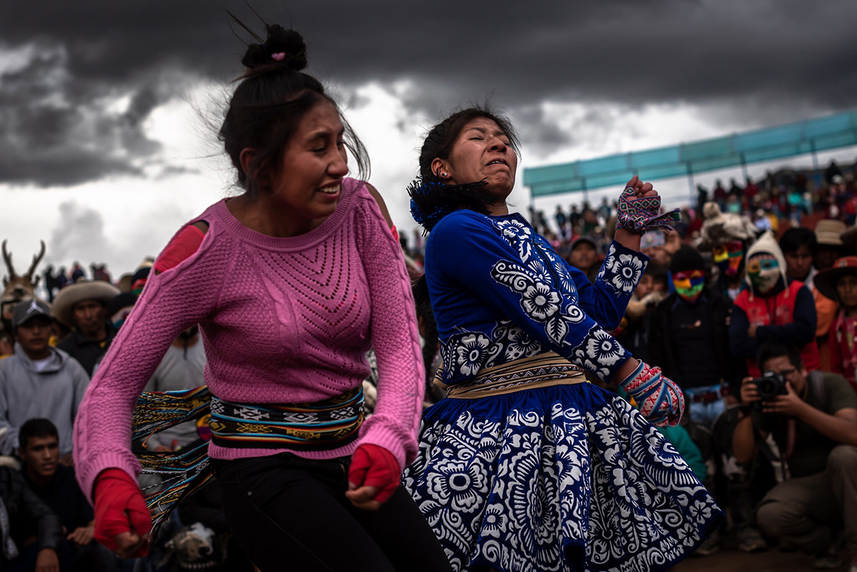 En los últimos años, han estado participando más mujeres en las luchas, a pesar de que algunos tradicionalistas lo desaprueban.