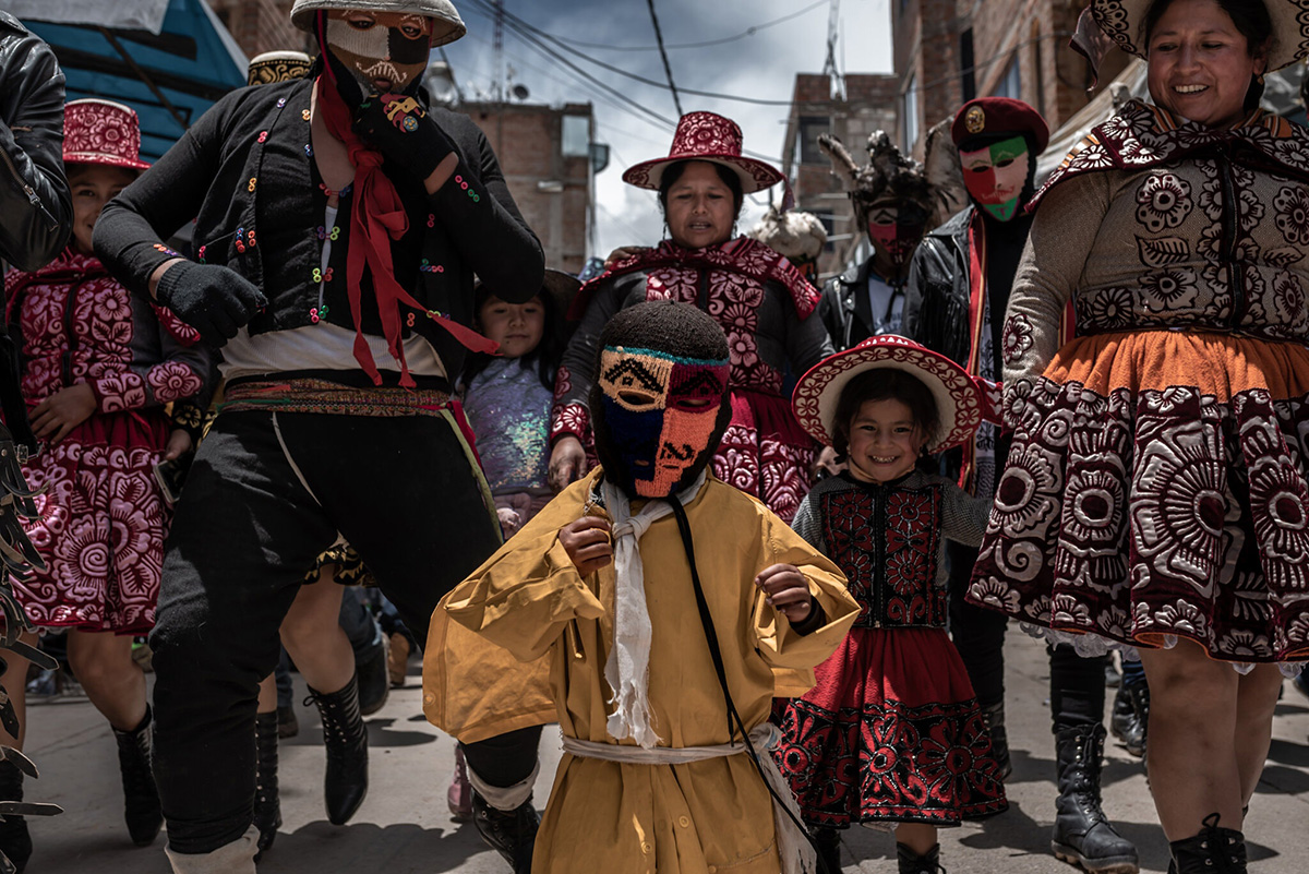 Takanakuy, ataviados con rica indumentaria, para bailar, beber y resolver todo a los golpes