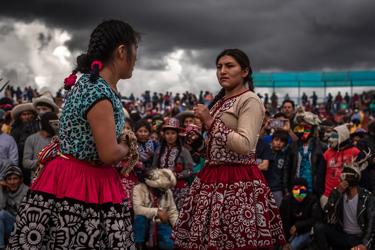 Una pelea entre mujeres durante el festival del Takanakuy