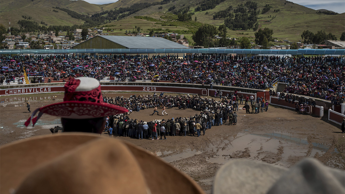 Una pelea durante el festival del Takanakuy en el poblado peruano de Santo Tomás.