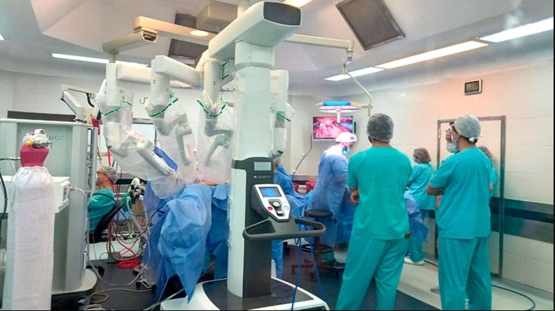 Un paciente de 73 años con diagnóstico de cáncer de próstata y una hernia inguinal bilateral fue operado con cirugía robótica y diez doctores (Hospital de Clínicas)