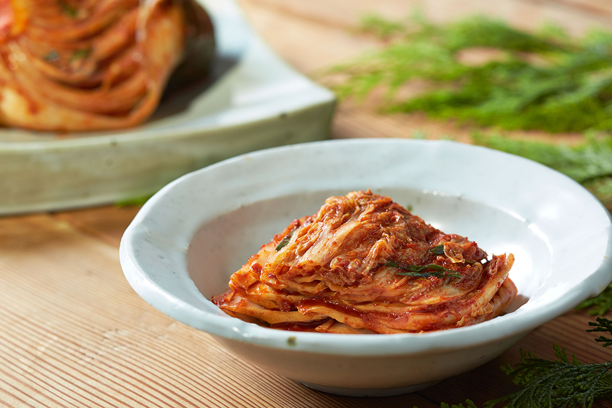 El kimchi es una comida coreana fermentada a base de col asiática, que puede prepararse con diversas variedades de verduras y ser picante o no.