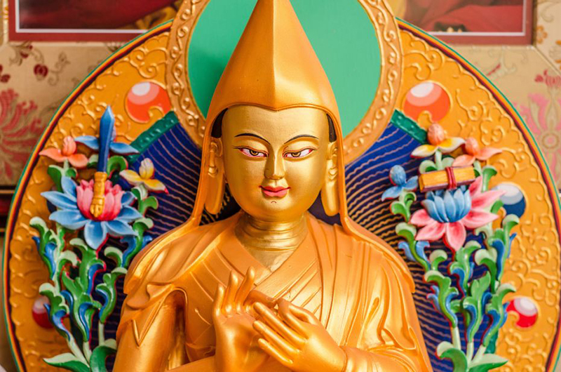 El 23 de diciembre (durante el Adviento) los budistas tibetanos conmemoran el nacimiento de Lama Tsongkhapa