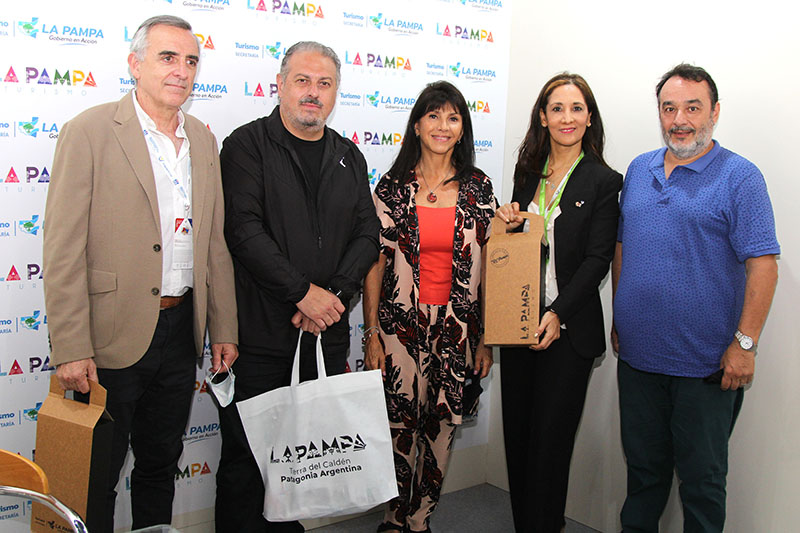  Manuel Novo presidente de la Asociación Amigos de Avenida de Mayo y Walter Piazza de la Acadenia Nacional del Tango, Adriana Romero Secretaria de Turismo, Patricia Pitaluga presidenta de la ONG Acercando Naciones y el director de Casa de La Pampa, Pablo Rubio.