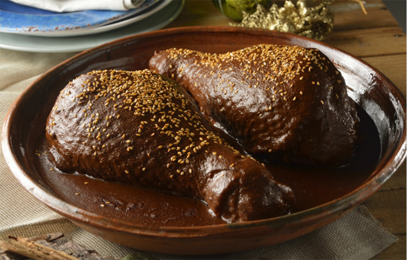 Barroquísimo mole poblano, plato insignia de la cocina tradicional mexicana