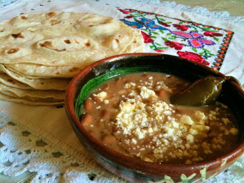Tortillas con frijoles, otro plato de la cocina tradicional mexicana que subsiste hasta hoy