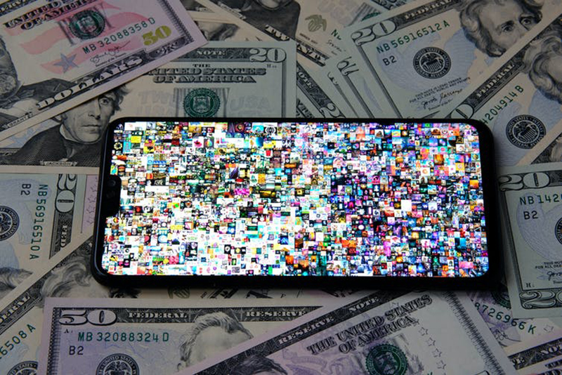 La obra Everydays: The First 5,000 Days, de Beeple, vista en un teléfono móvil vendida como NFT. Shutterstock / mundissima