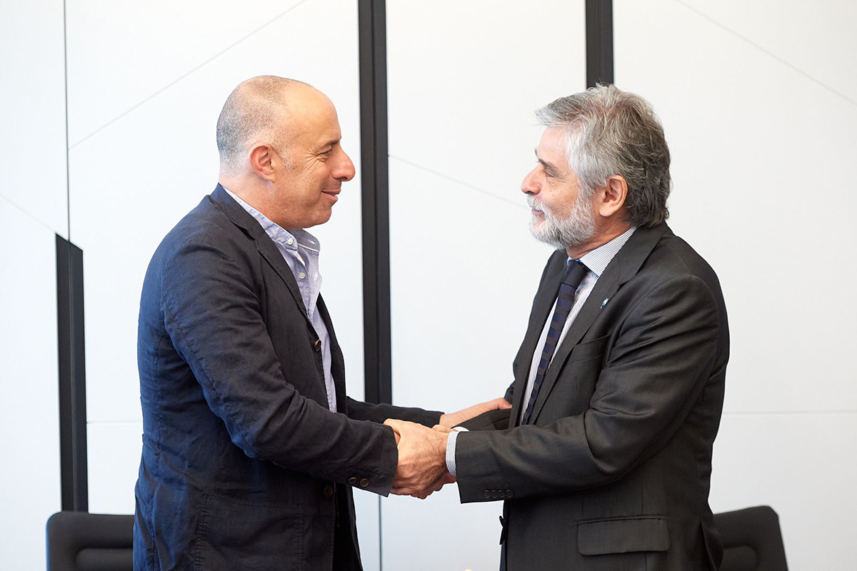 el Ministro de Ciencia, Tecnología e Innovación, Daniel Filmus, junto al vicepresidente para el Desarrollo y Comunicaciones del Instituto Weizmann, Roee Ozeri.