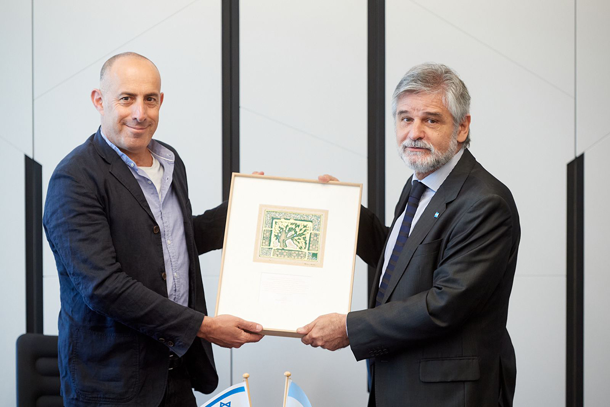 El Ministro de Ciencia, Tecnología e Innovación, Daniel Filmus, junto al vicepresidente para el Desarrollo y Comunicaciones del Instituto Weizmann, Roee Ozeri.