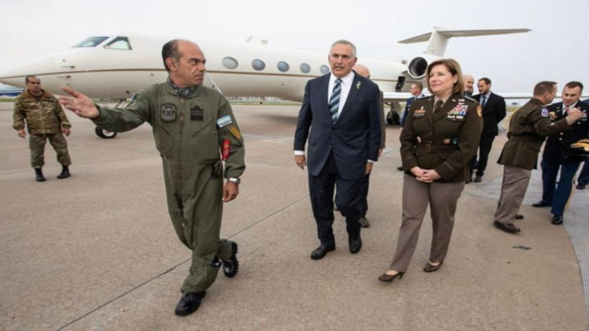 La generala Laura Richardson se entrevistará con CFK