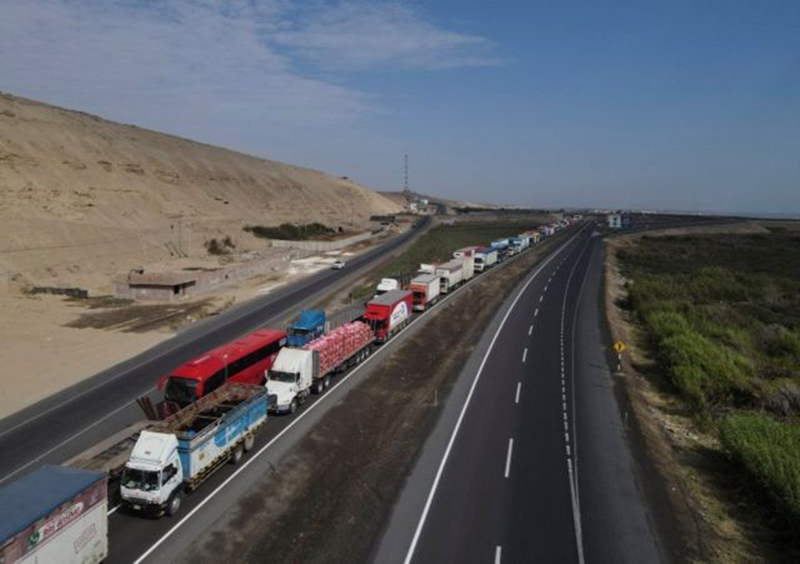 Algunos de los transportistas que bloquearon la Carretera Central de Perú