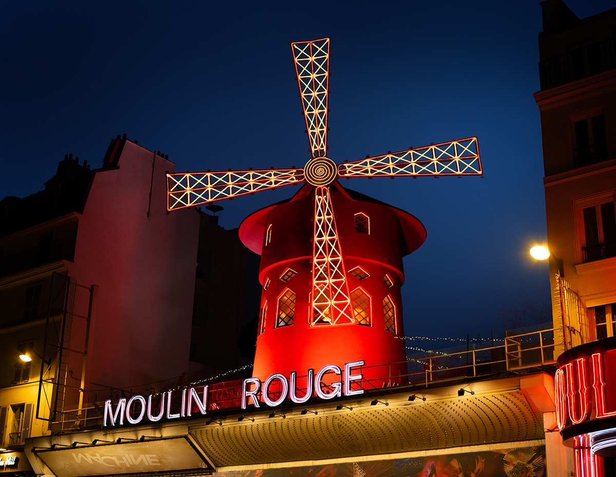 Situado en el corazón de Montmartre, el Moulin Rouge