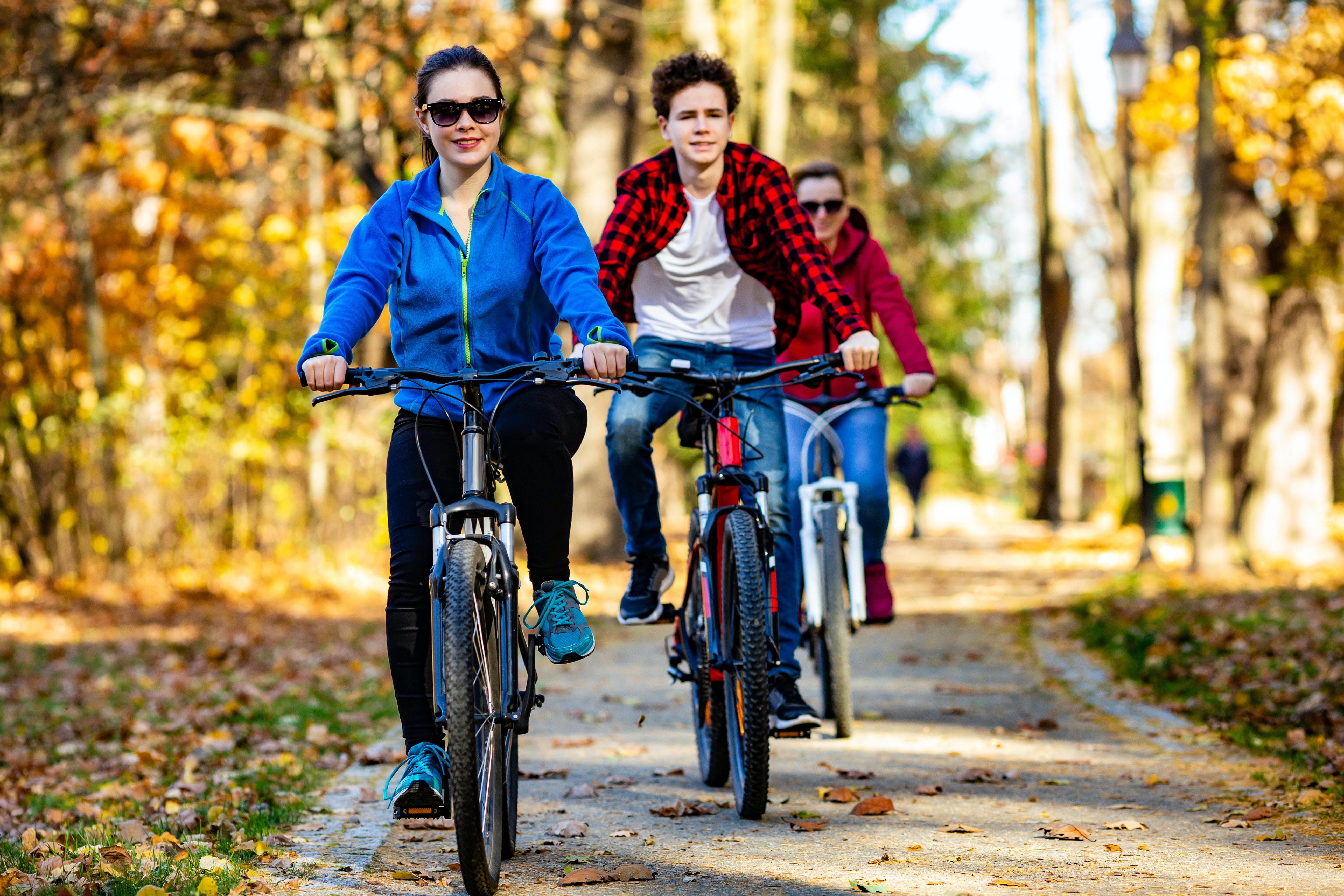 La práctica del deporte, al favorecer el gasto energético y por tanto el equilibrio calórico, manteniendo la masa muscular, ayuda a controlar el peso a largo plazo.&nbsp;Jacek Chabraszewski/Shutterstock