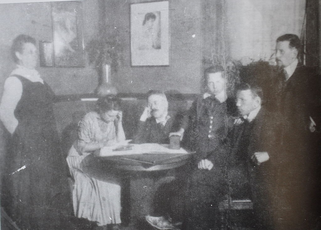 La familia Spielrein en 1909. De izquierda a derecha: Eva (madre), Sabina, Nikolai (padre), Emilia (hermana), Isaac y Jan (hermanos).&nbsp;<a href="https://commons.wikimedia.org/wiki/File:Spielrein_familiy_1909.JPG">Wikimedia Commons</a>