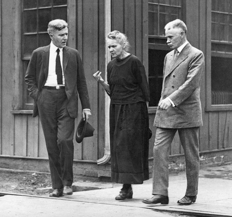 Marie Curie visita el Standard Chemical Company.