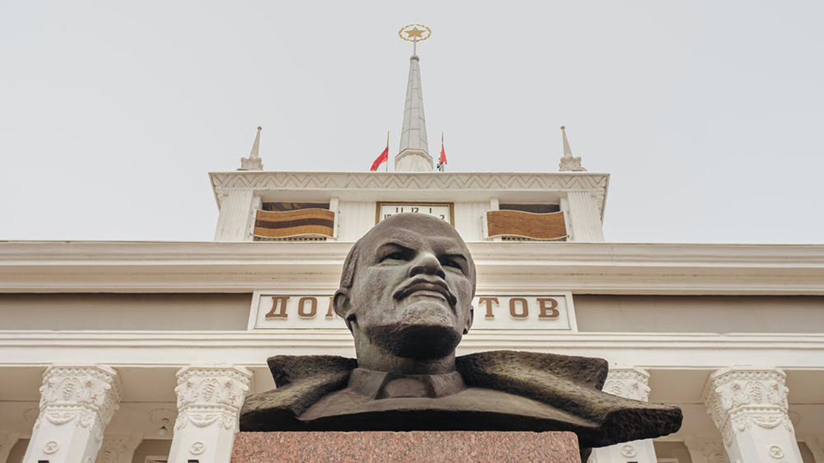 Estatua de Lenin frente al ayuntamiento en la capital de Transnistria, Tiraspol. Shutterstock / Filkli