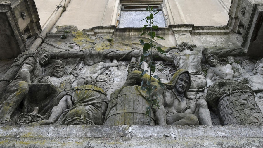 La Boca, frisos de inmigrantes italianos del escultor Walter Vicente. // Foto: Raúl Ferrari.