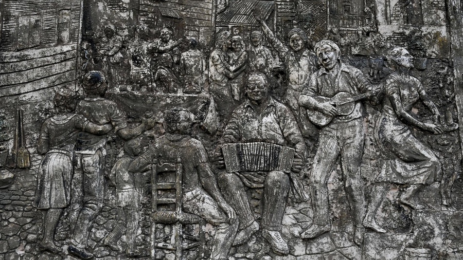 La Boca, frisos de inmigrantes italianos del escultor Walter Vicente. // Foto: Raúl Ferrari.