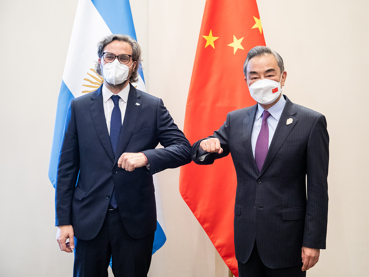 El canciller de Argentina, Santiago Cafiero se reunió en Bali con su par de China, Wang Yi