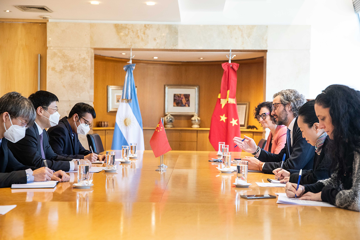 Santiago Cafiero en reunión con el Embajador de China