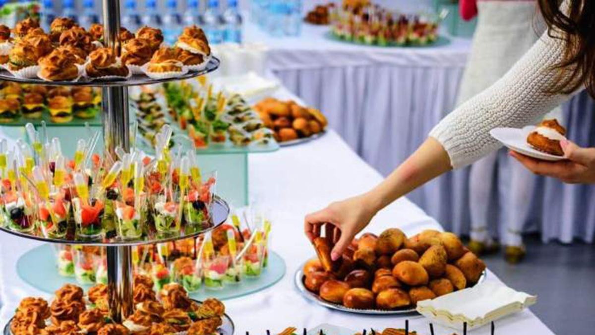 Finger food es un concepto que podría traducirse como comida que se puede comer con los dedos