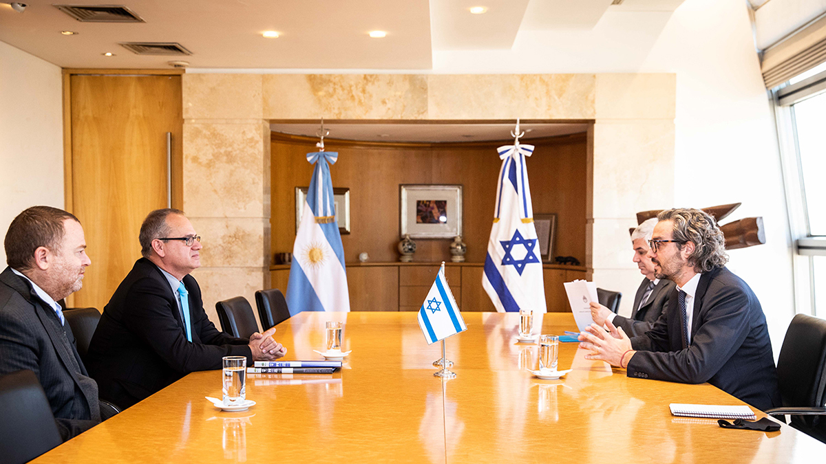 El canciller Santiago Cafiero recibió al nuevo embajador del Estado de Israel, Eyal Sela